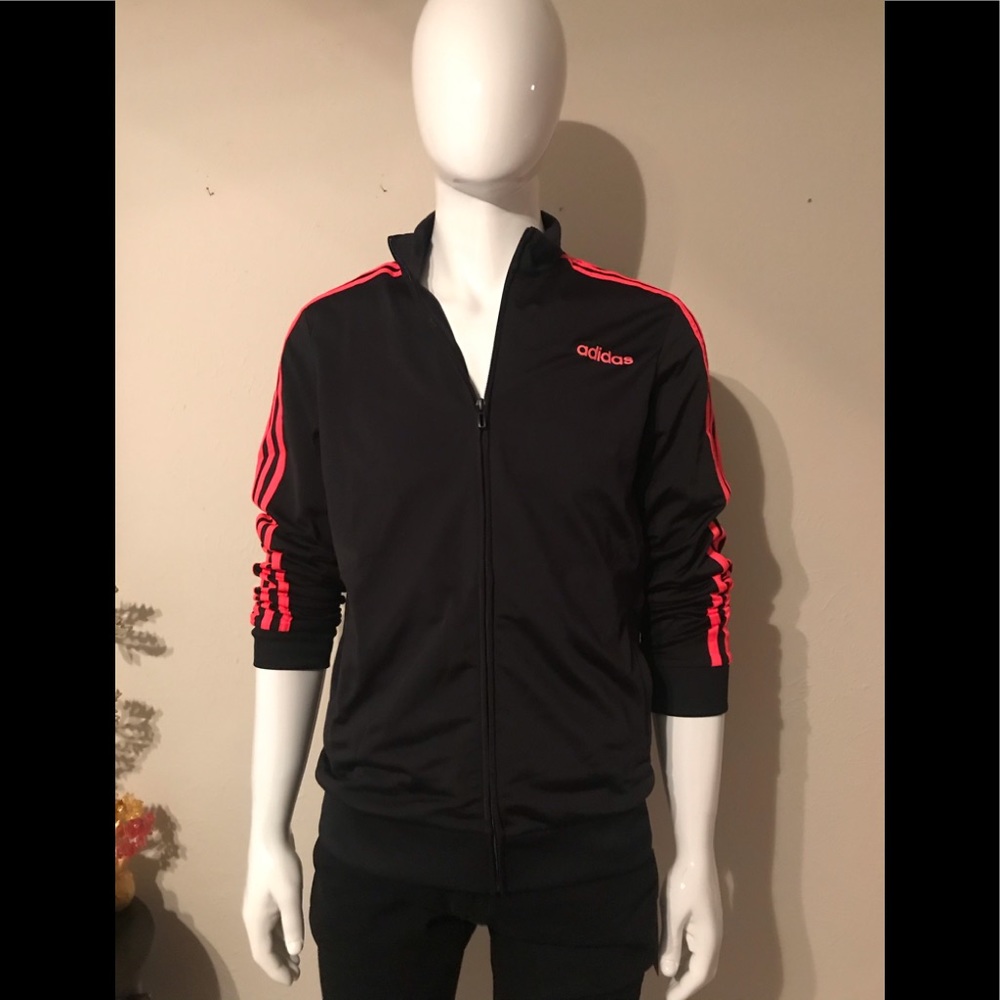 This a tricot Adidas sweeter